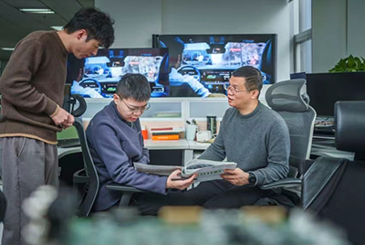 《杭州日报》探访兴发娱乐科技：以创新拼未来 ，“小巨人”迸发“大能量”
